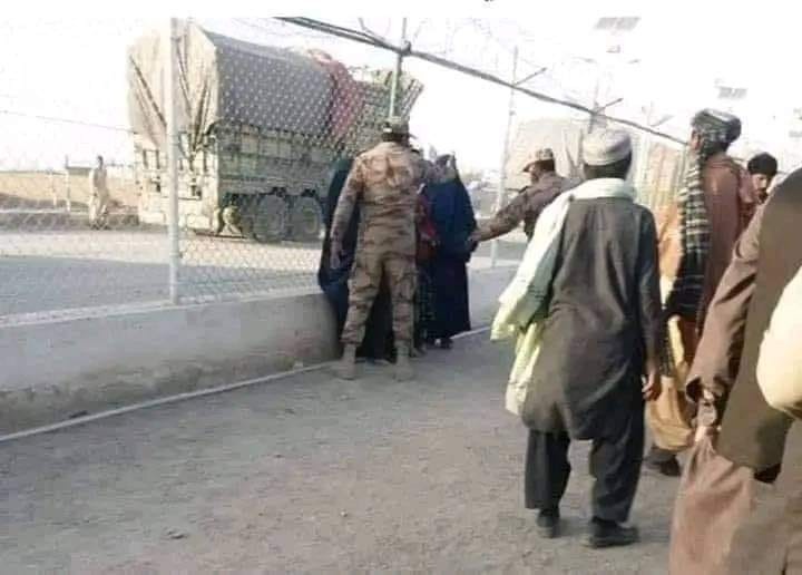 OmidSaboori2's tweet photo. رفتار وحشیانه ی پاکستان در قبال افغانها فغان طالبان را نیز کشیدند.
#StopPAKinterfere
#HumiliationATCheckposts https://t.co/0ppkiyKWV0