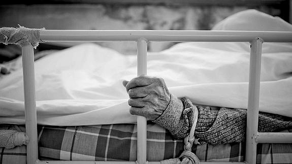 DIALEKTIKApsico's tweet photo. Las sociedades cambian porque de ella surgen movimientos sociales que contra corriente, tratan de transformar situaciones injustas que afectan a las personas más desfavorecidas. "Cuidar sin atar" es una frase que molesta. La pronunciaré hasta que sea necesario. https://t.co/hNLep4Iyu7