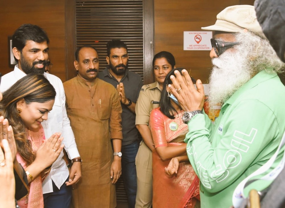 Kalyanshetti_S's tweet photo. भारतीय योगगुरू, अध्यात्माचे पुरस्कर्ते, आदरणीय सद्गुरू श्री. जगदीश वासुदेव यांचे सोलापूर येथे आगमन प्रसंगी भेट घेतली.
@SadhguruJV https://t.co/EbEOfI7sGs