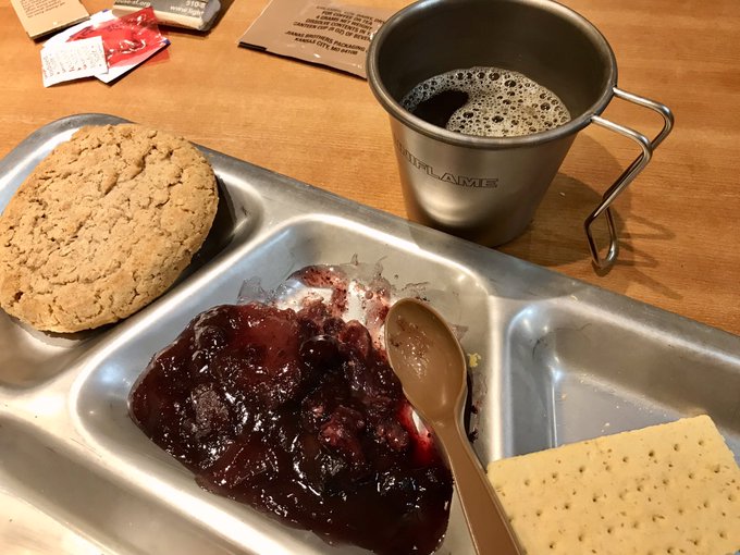 コブラーだけではキツイのでコーヒーを淹れました。
香りの薄いコーヒー… 