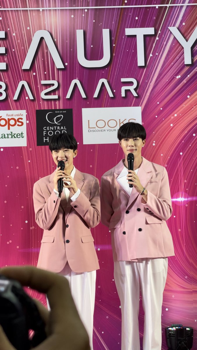 LissssaLisa's tweet photo. ติดตามผลงานเรื่อยๆ แต่ก็สู้ชีวิตสุดๆไปเลย ได้เจอตัวจริงแย้ว ครั้งแรก555  ไม่ไหวแล้วน่าร๊าก   
#TopsBeautyBazaar2022
#NUNEW #ซนซน #ZeeNuNew #ZeePruk https://t.co/HtpO5soSQo