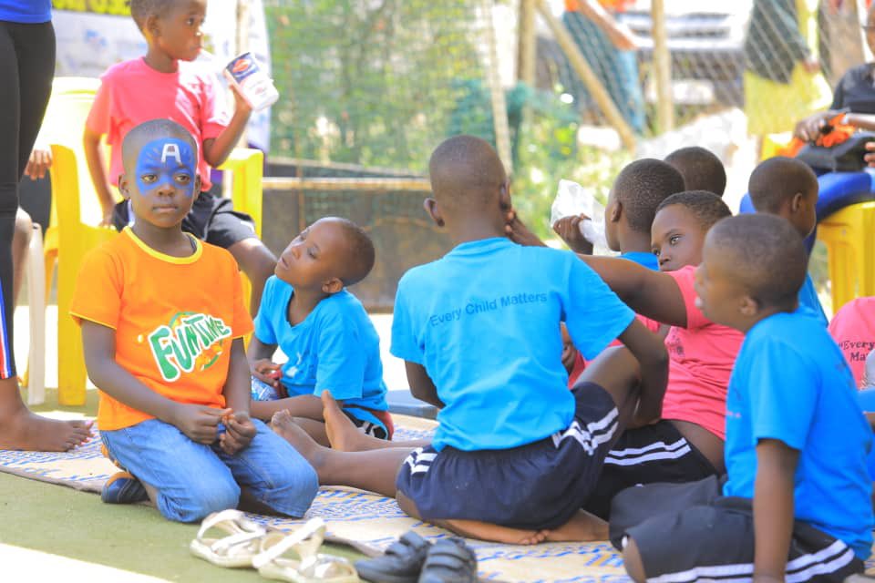 Kaitetsi_Mich's tweet photo. Riham has played a big role in putting a wide smile on these kids faces as they celebrated their 8th annual awareness and fun day of children with disabilities by partnering with @SCTUganda
#RihamCares
#AmdifferentlyAbled
#DesignedForAPurpose https://t.co/b9HTRwo2rI