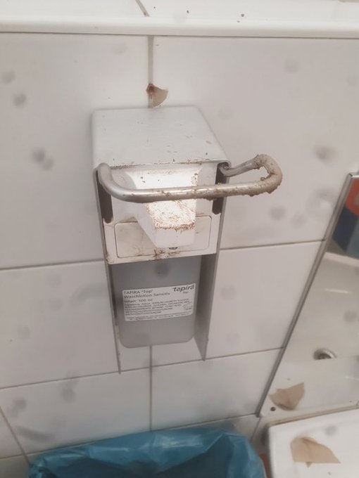 Sandra84778058's tweet photo. @LobbyistenK Punkt 6 gefällt mir ... so sieht die Schultoilette vor den Sommerferien aus ... bin gespannt, ob das #Hygienekonzept von @Karl_Lauterbach auch SAUBERE Sanitäreinrichtungen bewirkt 

#AlibiPolitik 

@BMG_Bund Kümmert euch um die #Gesundheit der Kinder. Sind #Keime ungefährlicher ? https://t.co/WYnfBt5gnI