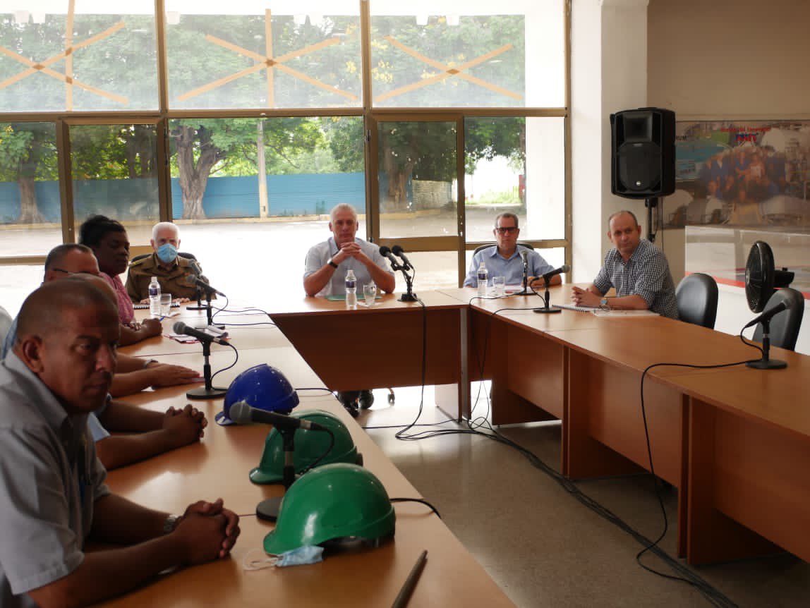 Raymundo García, director general de la CTE, explica las dificultades por las que atraviesan, por la carencia de recursos materiales.

🗣 Esto no detiene a los obreros de la CTE, quienes buscan alternativas a partir de encadenamientos con otras entidades.

ℹ️: @BeatrizACN_Cuba