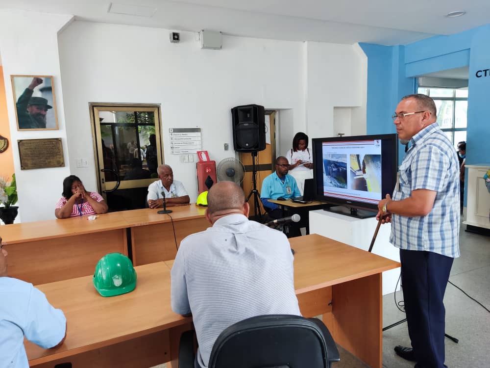 El presidente <a href="/DiazCanelB/">Miguel Díaz-Canel Bermúdez</a> lo dijo hace unas horas y ya lo hizo😉 
👉Llegó a #SantiagodeCuba  y está en la Central Termoeléctrica Antonio Maceo #CTERenté
👉 Inicia un recorrido por varias termoeléctricas de #Cuba🇨🇺