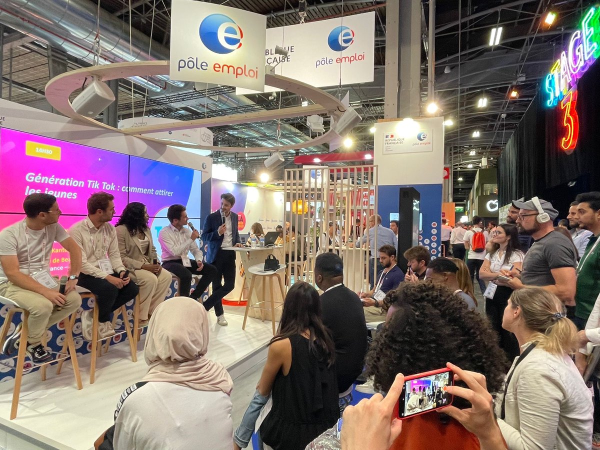 vcoppensmenager's tweet photo. [#VivaTech2022] Utiliser les réseaux sociaux pour recruter les jeunes talents 🚀 
Échanges sur les leviers pour attirer la génération @tiktok_France avec @Romualdcg de @pole_emploi, @BoomerangAg et Maryam Kanté, consultante RH et influenceuse 

#VivaTech #AvecPôleEmploi https://t.co/cJmsni0mDK