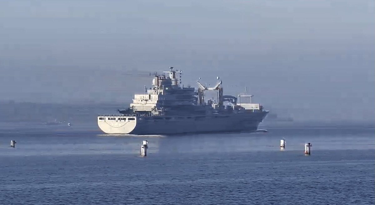 WarshipCam's tweet photo. German Navy Berlin-class replenishment oiler FGS Berlin (A1411) coming into Kiel, Germany - June 17, 2022 #fgsberlin #a1411 https://t.co/ktPa1vMarD