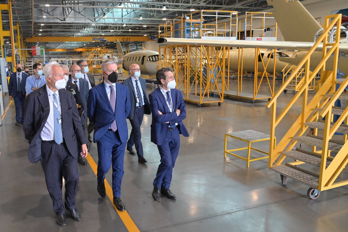 PiaggioA's tweet photo. Il Ministro della Difesa @guerini_lorenzo, accompagnato dal Gen. Isp. Capo Giuseppe Lupoli, in visita allo stabilimento di #PiaggioAerospace.
A riceverlo, il Commissario Straordinario Vincenzo Nicastro e una rappresentanza del management. https://t.co/PIgHZfPDp1