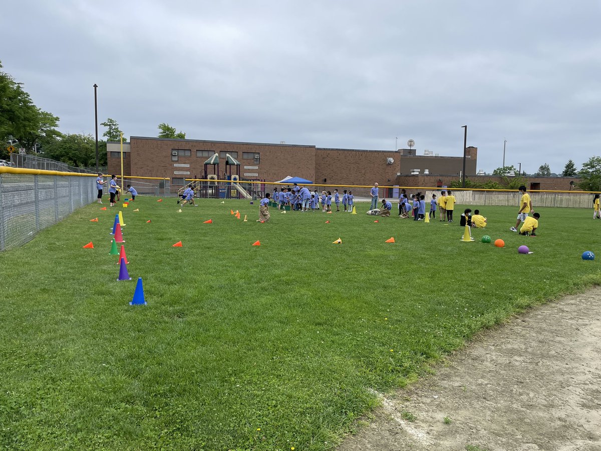HGWBarry's tweet photo. It’s field day! Love seeing the 4th graders being extra helpers for our Kindergartners 😊 @asamesser @PTU958 @ElementaryZone #AMENextLevel #fieldday https://t.co/ypZEZNXnlN