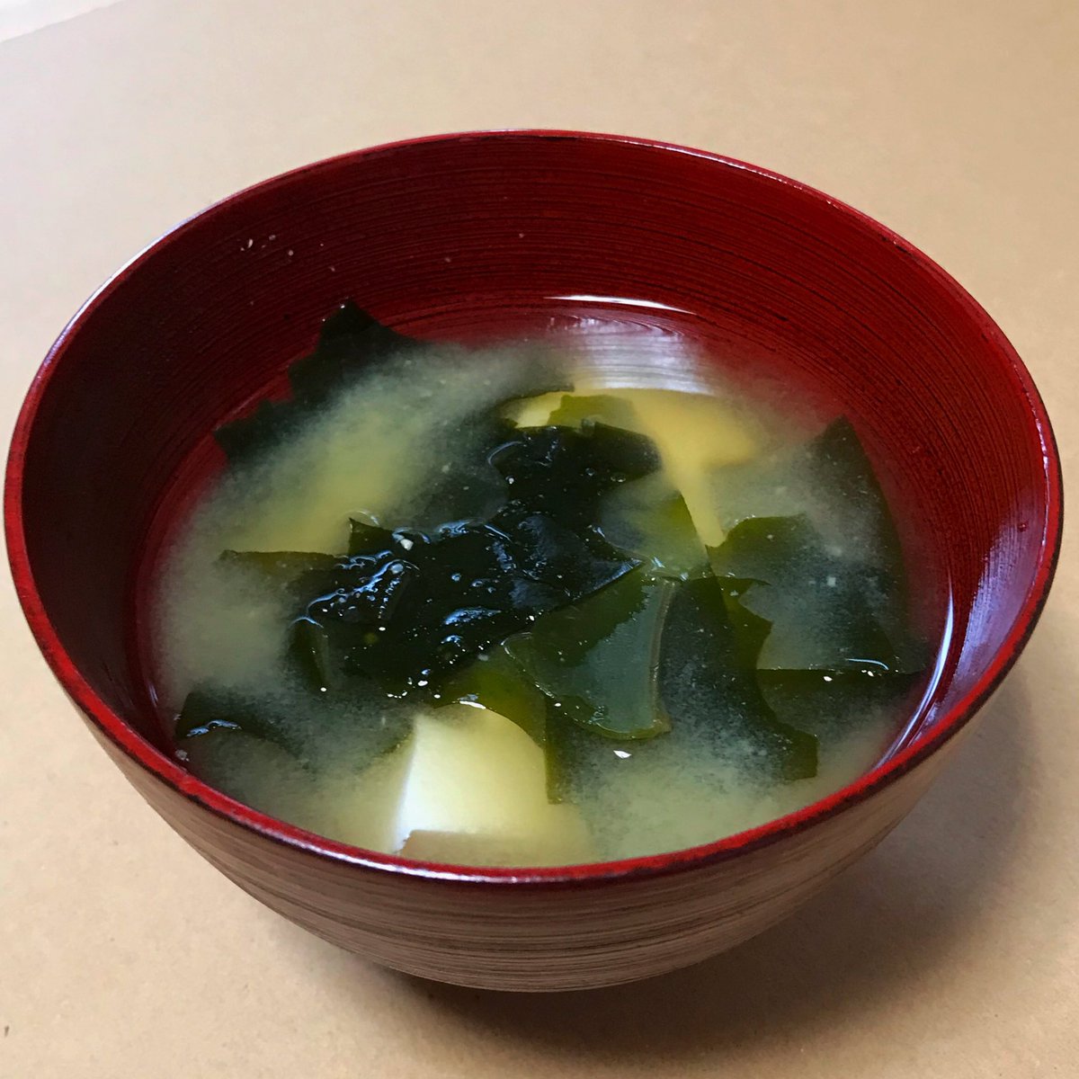 今日のスープは豆腐とわかめのおみそ汁。タンパク質が豊富な豆腐、ミネラルの宝庫のわかめ、鉄板のおいしさでした。#今日のスープ　#おみそ汁　#豆腐　#わかめ　#ケの食事　#today’s soup   #miso soup