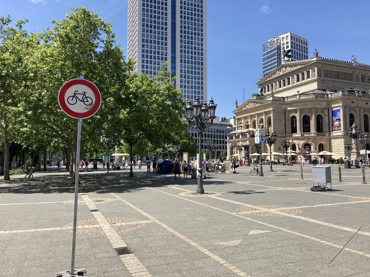 Museumsblog's tweet photo. Hallo #Frankfurt: weiß jemand, ob das Verbot für #Radfahren an der #AltenOper temporär ist? Eine Umleitung habe ich nicht gesehen - wo sollte die denn auch sein? Weiß das vielleicht die @Stadt_FFM ? Danke! https://t.co/NguHxV6tk4