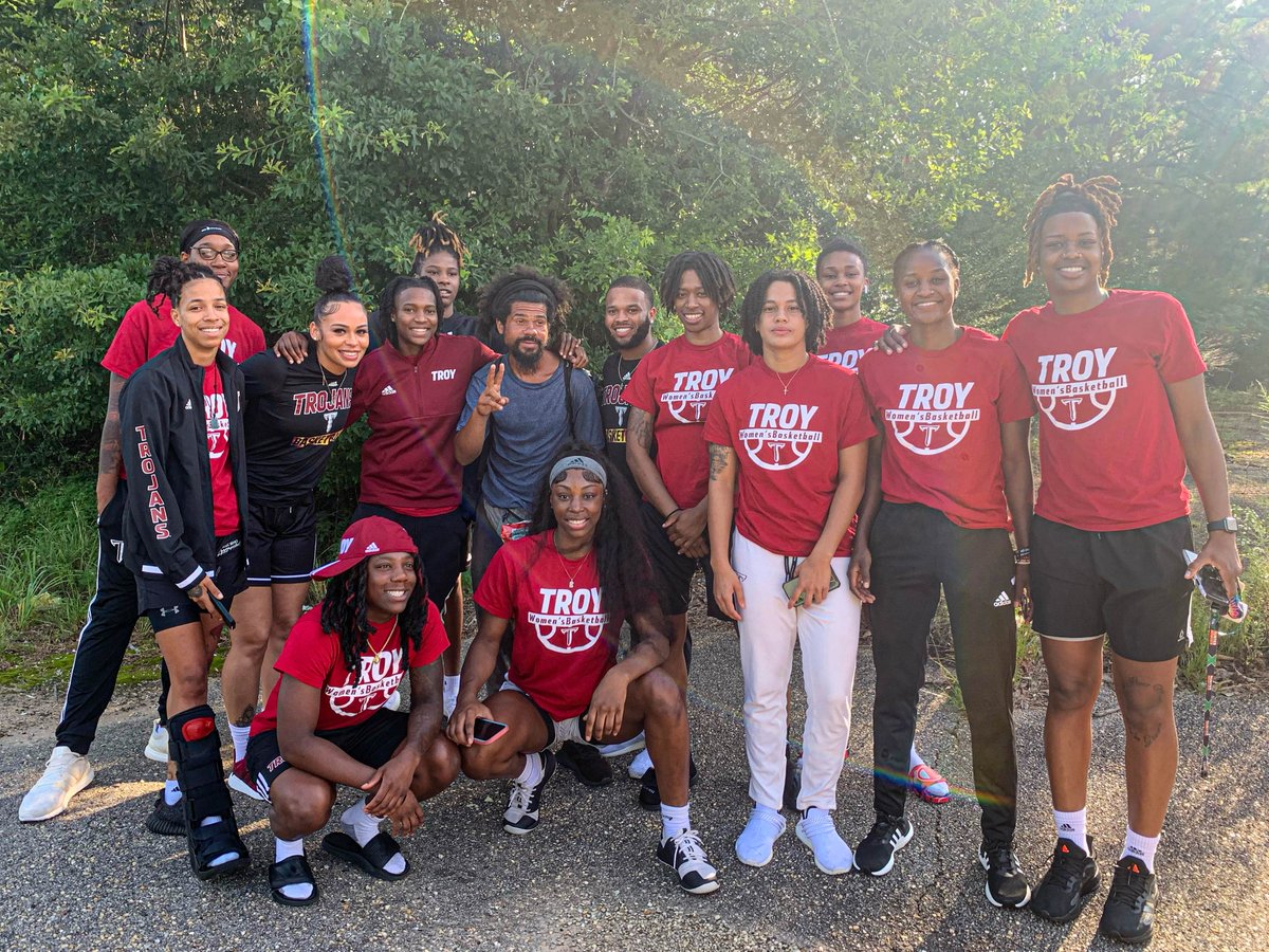 Look who we passed this morning on our way to our Dothan Skills Camp! 

David Cruz has become a social media sensation because of his faith walk from Pennslyvania to Florida. This morning, we got to meet the man himself! 

#OneTROY ⚔️🏀
