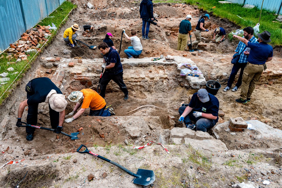 WarsawGhettoM's tweet photo. 7 czerwca ruszyła kolejna tura badań archeologicznych i wykopalisk prowadzonych na terenie byłego getta przez Muzeum Getta Warszawskiego razem z zespołem naukowców z Christopher Newport University i Akademii im. Aleksandra Gieysztora w Pułtusku – filii AFiB Vistula. https://t.co/Qvk77WNonK