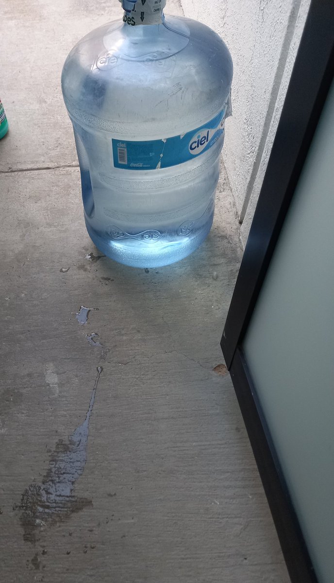 spa_ona's tweet photo. @CocaColaMx bien dia, es la segunda ocasion que me entregan el agua #ciel en pesimas condiciones y rota de abajo, en menos de un mes. Y en esta ocasión no me la quisieron cambiar porque en 5 días se ha vaciado (obvio por lo roto) imposible que genere confianza tomar agua en esta https://t.co/lLL5Lggizg