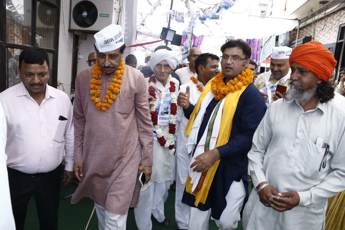 ashokjainaap's tweet photo. आप आदमी पार्टी हरियाणा के वरिष्ठ नेता @tanwar_Indian जी गोहाना पहुचे। भाजपा और कांग्रेस की कुनीतियों का पर्दाफाश किया। भ्रष्ट्राचार मुक्त गोहाना बनाने के लिए आगामी 19 जून को नगर निकाय चुनाव में झाड़ू का बटन दबाकर भारी संख्या में आम आदमी पार्ट��� को जिताने की अपील की। https://t.co/3m6rUbPKJi