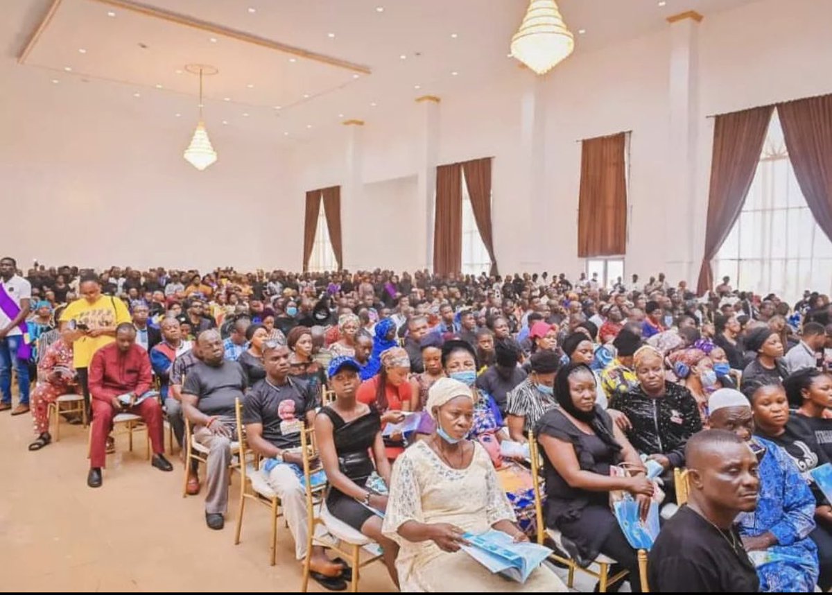 YemieFash's tweet photo. Today, the victims of the Owo terror attack were laid to rest amidst tears and sorrow 💔, this pain will live with us forever. 💔💔💔💔 https://t.co/ZY9XgelvQJ