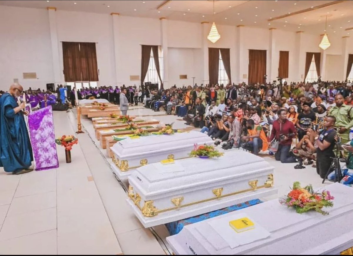 YemieFash's tweet photo. Today, the victims of the Owo terror attack were laid to rest amidst tears and sorrow 💔, this pain will live with us forever. 💔💔💔💔 https://t.co/ZY9XgelvQJ