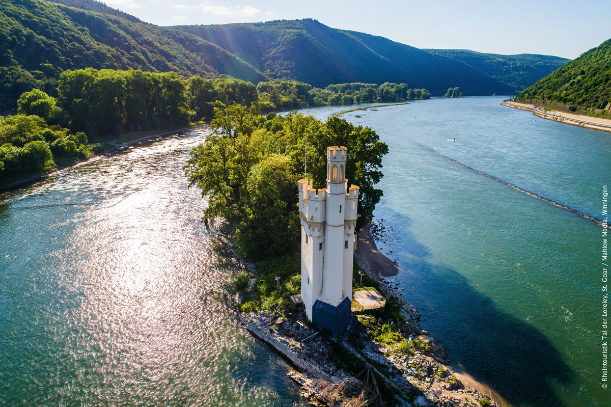 VisitGermanyUK's tweet photo. The Mouse Tower (Mäuseturm) near Bingen is the gateway to the Upper Middle Rhine Valley, which is dotted with idyllic villages, proud castles and beautiful German nature. ❤ #EnjoyGermany https://t.co/VDWERsM7Bp