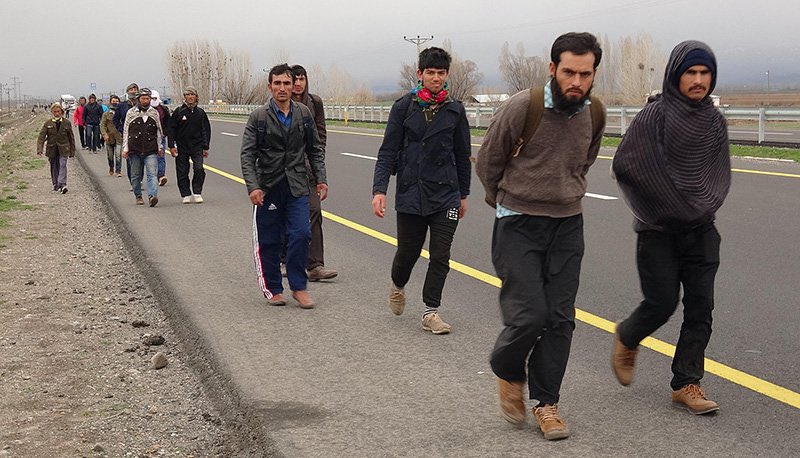 ajans_muhbir's tweet photo. TBMM İnsan Haklarını İnceleme Göç ve Uyum Alt Komisyonu’nun raporu:

"Afganistan’dan Türkiye’ye gelen düzensiz göçmenlerin çoğunluğu, ülkelerinde seküler yaşam tarzı süren, sosyal statüsü yüksek ailelerden oluşuyor." https://t.co/tW42NxwKk9