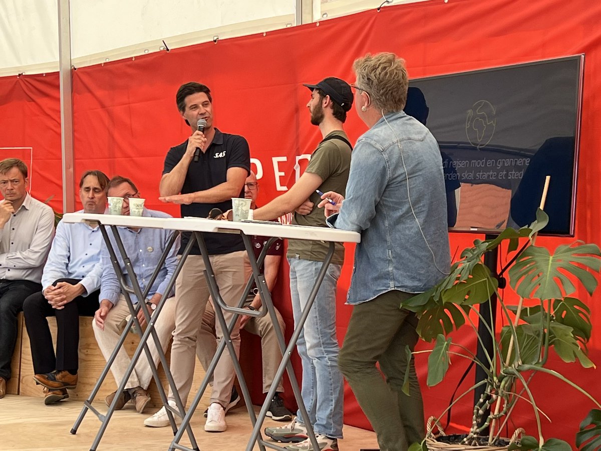 PeheHenriksen's tweet photo. Intens debat hos Operate om luftfart og klima mellem Eskil fra den grønne studenterbevægelse og Simon Pauck fra SAS. Godt at blive udfordret. @sas @BillundAirport @CPHAirports @DrivkraftDK @DenGroenneUng @concitoinfo https://t.co/r2PWZcML5s