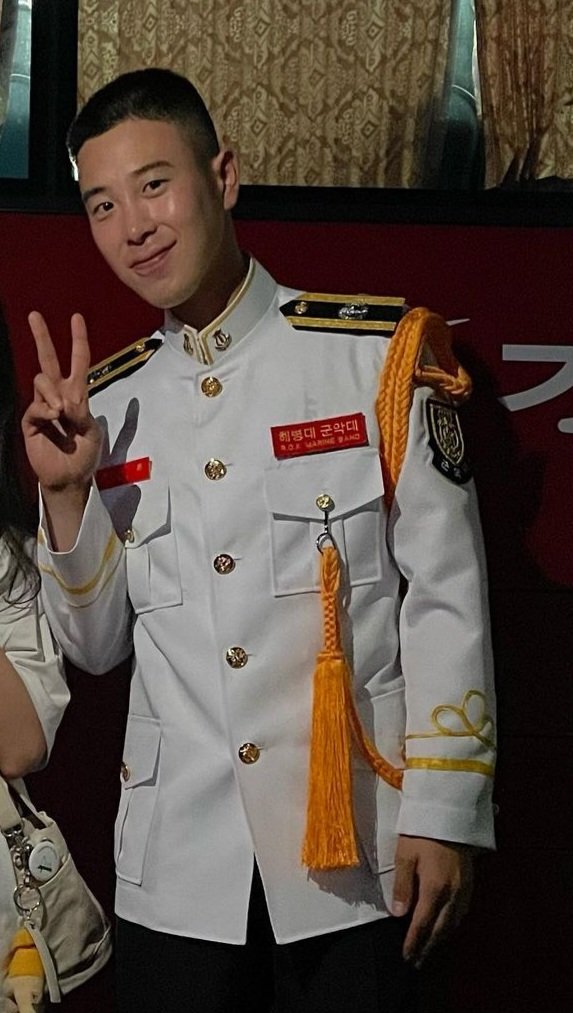 bihundapyo's tweet photo. This is what i have been dreaming about... cant believe finally seeing him in this uniform ASDGJAKAKAKABSHSHBSHS IM DEAD https://t.co/L4Lu6HdMAd