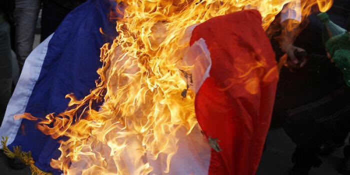 Sef2KaccKacci's tweet photo. SI LE SÉNÉGAL BRÛLE 🔥🔥🔥AUJOURD’HUI CEST EN PARTIE A CAUSE DE LA FRANCE 🇫🇷 QUI VEUT ASSEOIR UNE DICTATURE DANS SES ANCIENNES COLONIES POUR ASSURER LE PILLAGE DE SES RESSOURCES.

SI LE SÉNÉGAL 🇸🇳 BRÛLE🔥🔥🔥,  LA FRANCE 🇫🇷 DOIT QUITTER NOTRE PAYS A JAMAIS.

#FRANCEDEGAGE https://t.co/lbwUysuBfe