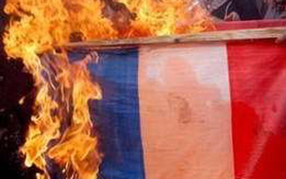 Sef2KaccKacci's tweet photo. SI LE SÉNÉGAL BRÛLE 🔥🔥🔥AUJOURD’HUI CEST EN PARTIE A CAUSE DE LA FRANCE 🇫🇷 QUI VEUT ASSEOIR UNE DICTATURE DANS SES ANCIENNES COLONIES POUR ASSURER LE PILLAGE DE SES RESSOURCES.

SI LE SÉNÉGAL 🇸🇳 BRÛLE🔥🔥🔥,  LA FRANCE 🇫🇷 DOIT QUITTER NOTRE PAYS A JAMAIS.

#FRANCEDEGAGE https://t.co/lbwUysuBfe