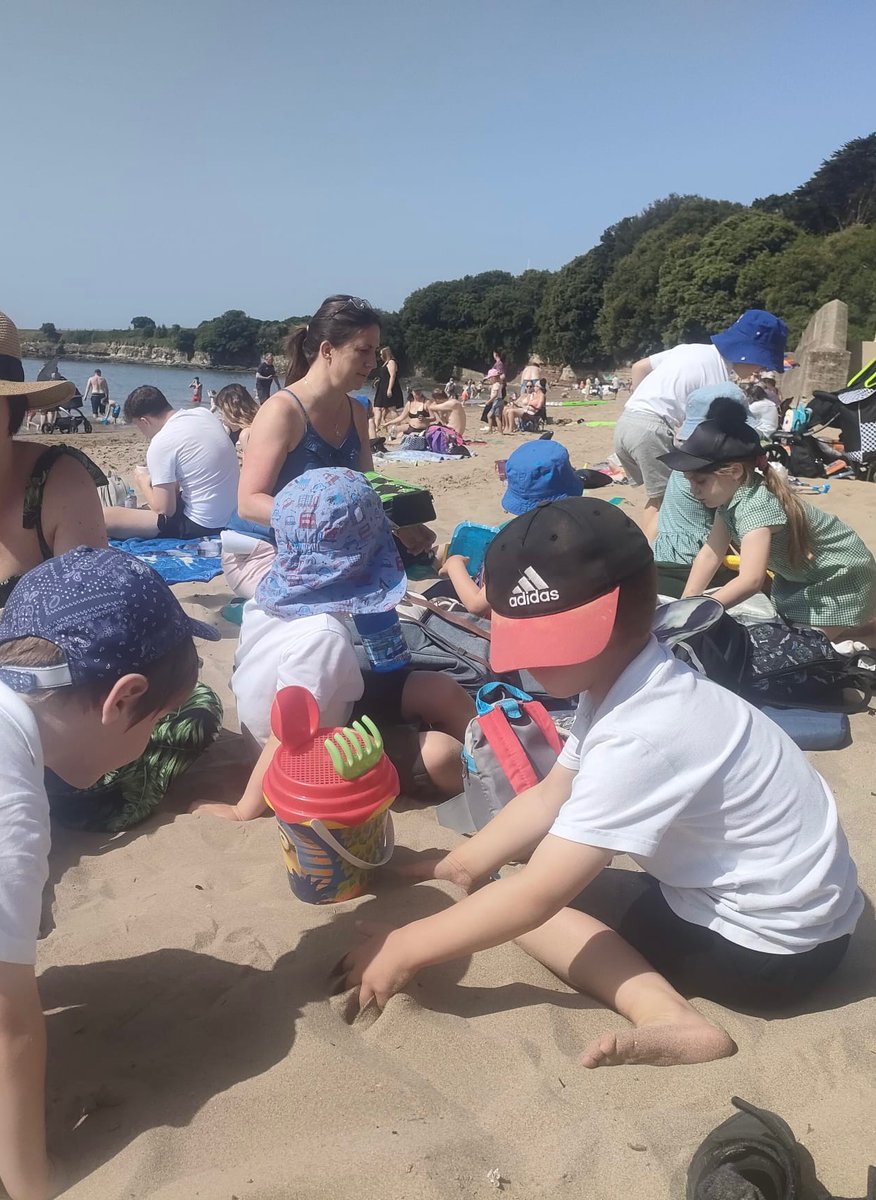 missaliney's tweet photo. Adeiladu cestyll tywod a chwarae gemau lawr y traeth! | Building sand castles and playing games down the beach! 🏖 https://t.co/oyTEIG5NcS