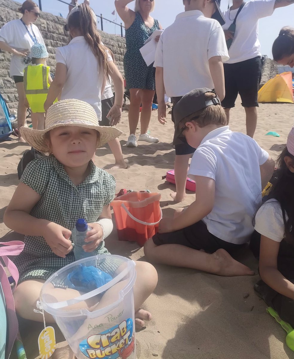 missaliney's tweet photo. Adeiladu cestyll tywod a chwarae gemau lawr y traeth! | Building sand castles and playing games down the beach! 🏖 https://t.co/oyTEIG5NcS