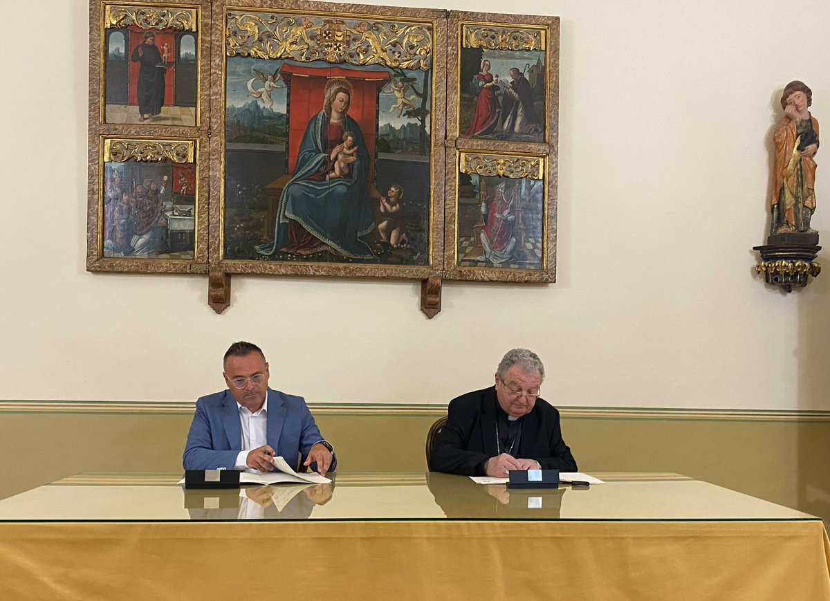 EFCyL's tweet photo. #CompromisoEFCL @ICONmultimedia, mecenas de la Fundación VII Centenario de la Catedral de Palencia https://t.co/ptifDKvUKd @CadenaSERCyL https://t.co/f5LXKV2MLn