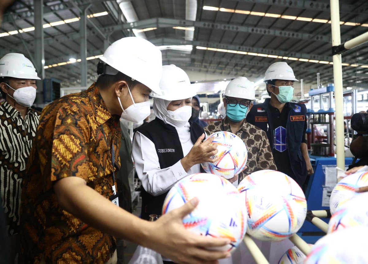 sport7trans7's tweet photo. Adidas mempercayakan pembuatan bola resmi Piala Dunia 2022 kepada pabrik di Kabupaten Madiun, Jawa Timur. 🇮🇩⚽️

Nantinya, akan ada 50.000 bola yang juga diekspor ke Amerika Serikat, Jerman, Uni Emirat Arab, Inggris dan Brasil.

📸/Humas Pemprov Jatim https://t.co/zquigOKaFC