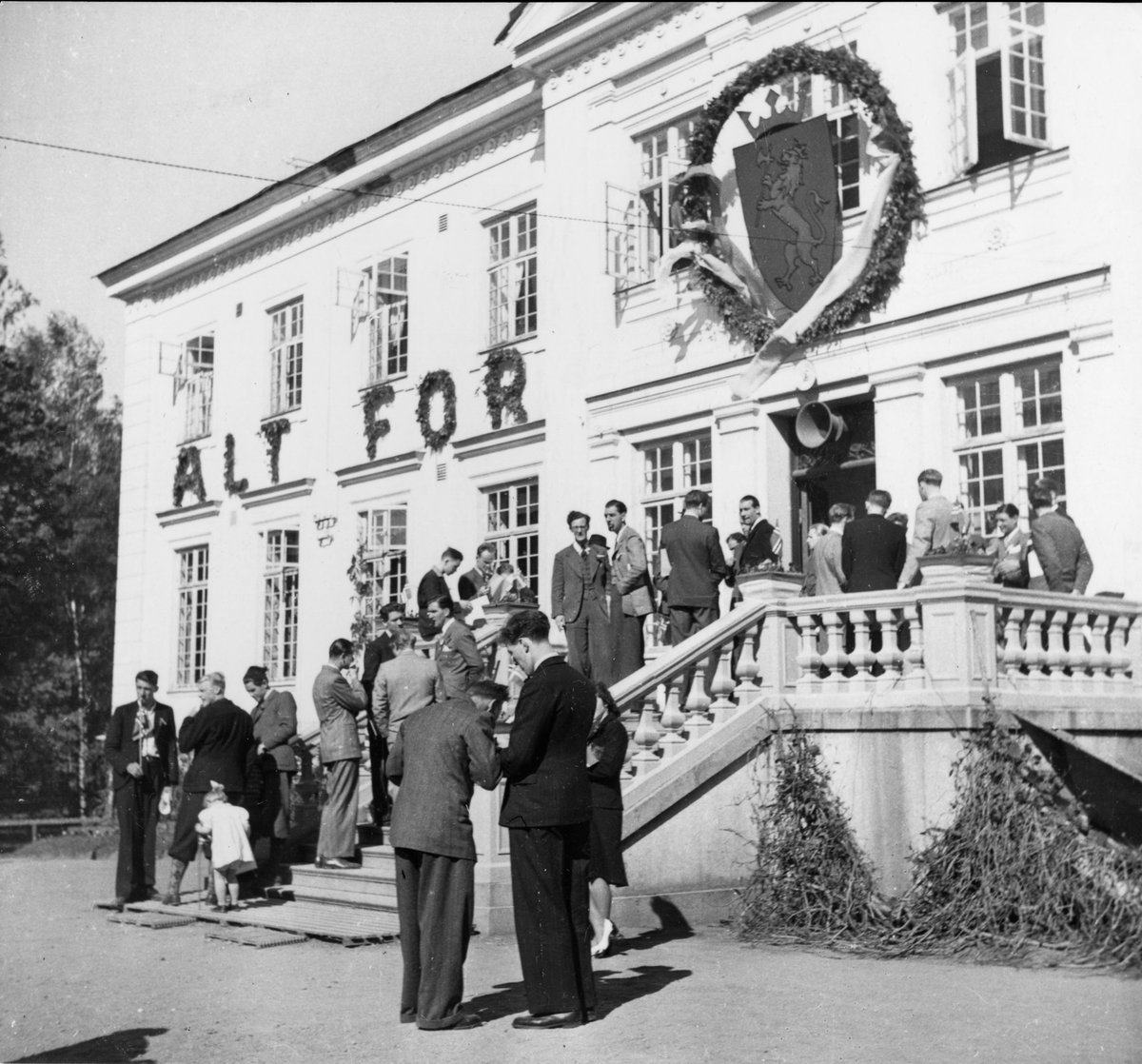 svenskhistoria's tweet image. I år är det 80 år sedan Kjesäters slott utanför Vingåker öppnades som transitcentral för 43000 norska flyktingar fram till freden 1945. På årsdagen 15 juni avtäcktes en officiell norsk minnesplakett vid Vingåkers järnvägsstation. #kulturarv