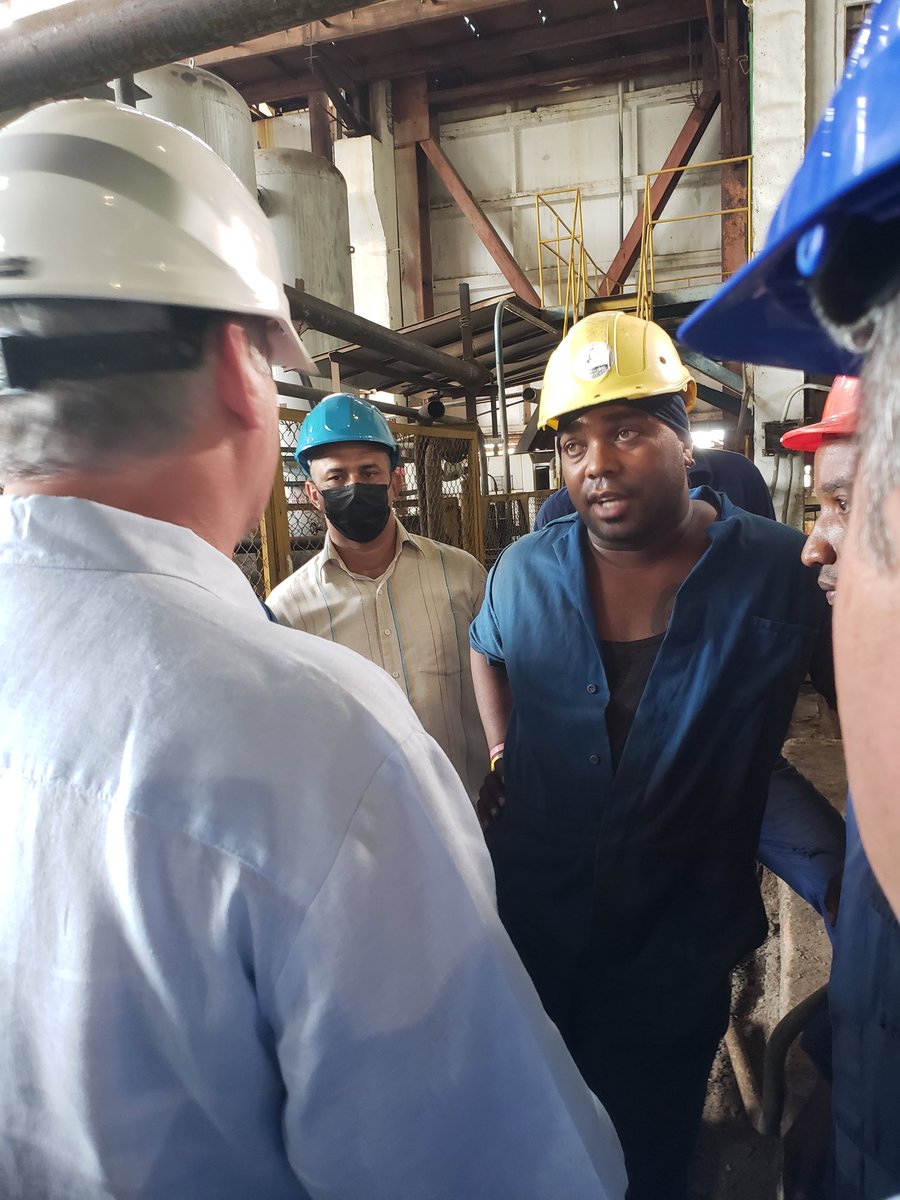 leticiadeCuba's tweet photo. DC está en el corazón de Renté, donde se trabaja a brazo partido para que mañana entre la Unidad número 6.

Esta es #Cuba. 🇨🇺 https://t.co/OCOcLsa8iE