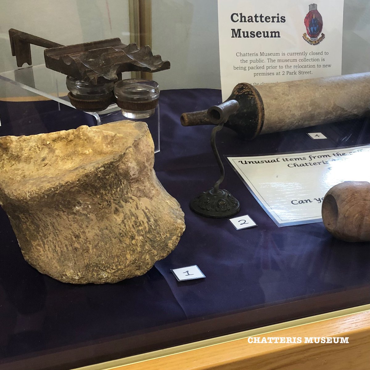 chatterismus's tweet image. Our new display at Chatteris Library with unusual items from our collection. Can you guess what they are? Pop down to the Library to have a closer look, we even have the answers if you need to take a peep!

#MuseumCollection #MysteryObjects #LocalHistory #WhatIsIt #GuessTheObject