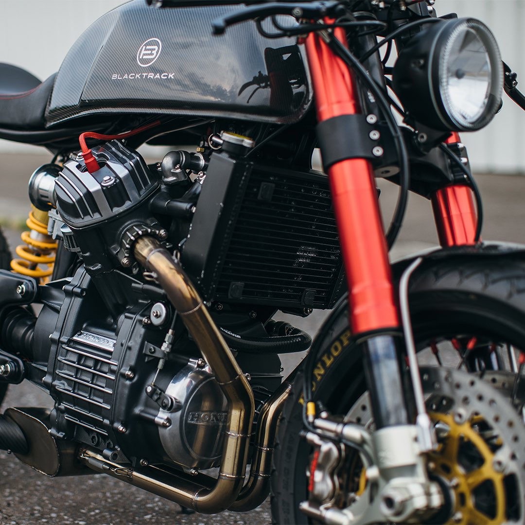 The BT01 Carbon has the same base and features as the first Blacktrack Cafe Racer. It is significantly lighter than its Honda base, which allows a maximum of riding pleasure.

#blacktrack #blacktracklifestyle #caferacer #caferacers #caferacerstyle #caferacerculture