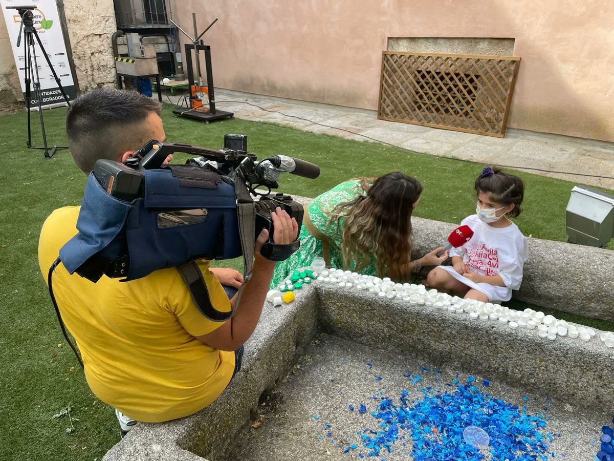 🌱 𝗧𝗔𝗟𝗟𝗘𝗥𝗘𝗦 𝗠𝗘𝗗𝗜𝗢𝗔𝗠𝗕𝗜𝗘𝗡𝗧𝗔𝗟𝗘𝗦
Nuestro proyecto de transformación del plástico ha sido protagonista de los talleres medioambientales que la Fundación Ávila llevará a cabo esta semana en el Palacio de Los Serrano dentro del 50 aniversario de Venero Claro.😄