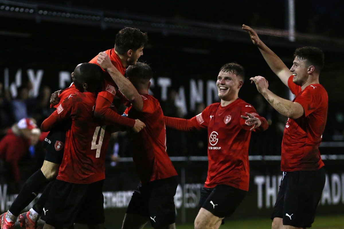 isthmian.co.uk/pitching-in-is… Pitching In Isthmian South Central: Supporters Team of the Season

We’ve been asking our supporters to send in their First XI’s, and we’ve tallied up their votes. Is your South Central team represented?

Image- Neil Graham

#IsthmianLeague #PitchingIn