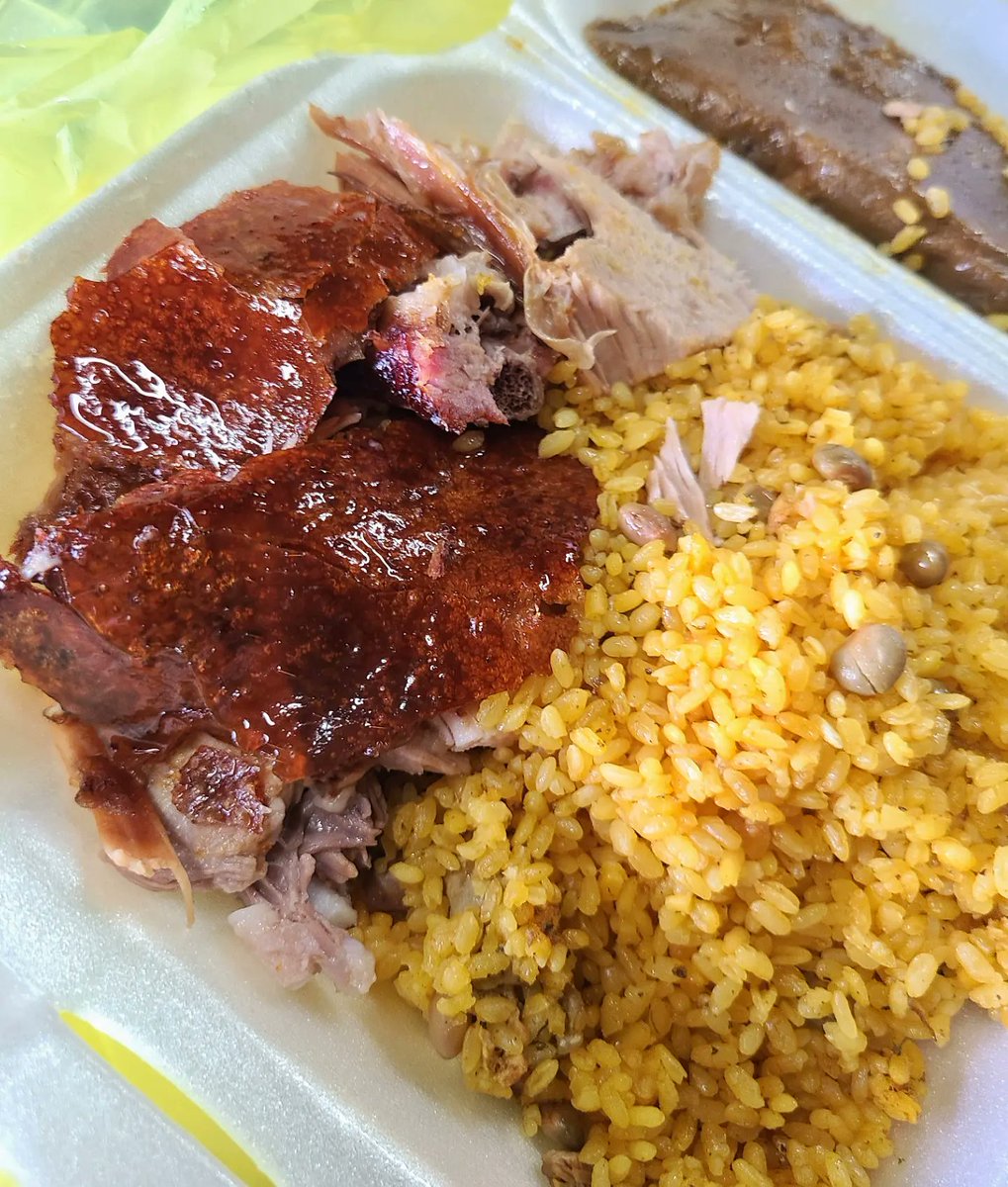 desiredtastes's tweet photo. Had to stop by a Roadside #Lechonera for some incredible Slow Roasted #Pork 🐷🔥 #HitTheSpot #Breakfast #Lechon #LechonAsado #ThatSkin #Crispy #Tender #Charcoal #ArrozconGandules #Rice #Pasteles #RoastPig #SucklingPig #PuertoRico #Foodgasm #DesiredTastes https://t.co/XrWjULjvJP