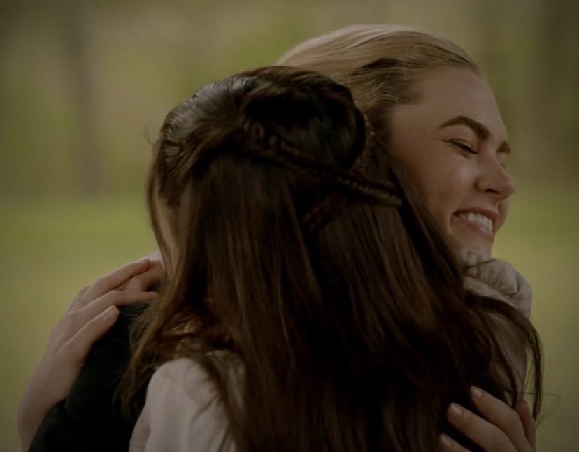thinkinghizzie's tweet photo. their first hug and their last https://t.co/xtqMOV3dEo