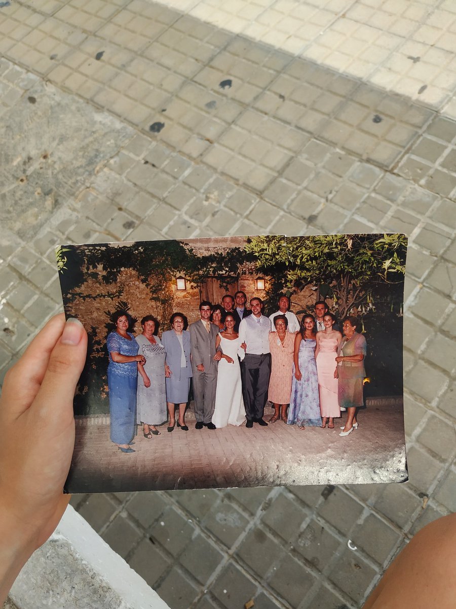 Luciaxherrera's tweet photo. Me he encontrado esta foto en la parada de bus del Campus de Puerto real, Cádiz 
Si le dais RT 🙏🏻🧿🍀🕯️ https://t.co/mSYfwJQTIi