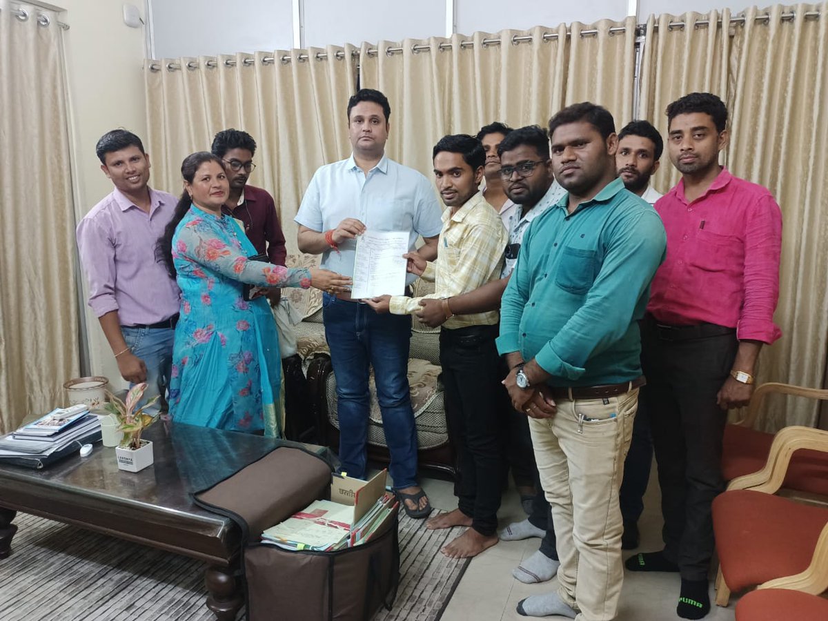 आभार महोदय जी
मान. उच्च शिक्षा मंत्री जी
एक आदेश के साथ शासकीय महाविद्यालय से प्रभावित(बेरोजगार)किये गएअतिथि व्याख्याताओं को पुनःनियुक्ति की बधाई एवं उज्जवल भविष्य की शुभकामनाए देकर उन्हें एक नया जीवन देने की कृपा करे।
#PriyankaGandhi
 #bhupeshbaghel
#umeshpatelcgpyc