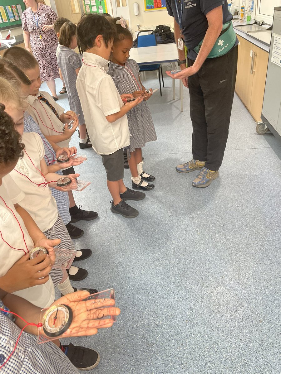 e1_stgeorges's tweet photo. Today in humanities we used our compasses to find Year 6. (We heard they have air conditioning). We now know all of the compass points and how to use compasses #humanitiesstannesgae1 @StAnnesgaCPS https://t.co/gBpjPlnWXn