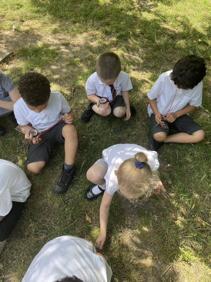 e1_stgeorges's tweet photo. Today in humanities we used our compasses to find Year 6. (We heard they have air conditioning). We now know all of the compass points and how to use compasses #humanitiesstannesgae1 @StAnnesgaCPS https://t.co/gBpjPlnWXn