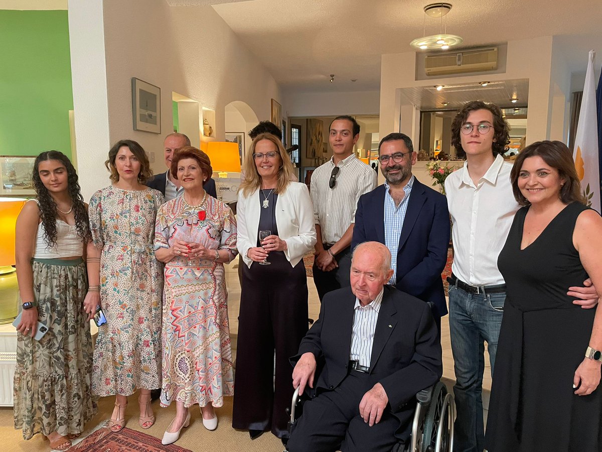 SalinaGrenet's tweet photo. Avec émotion, j'ai remis hier les insignes de la Légion d'Honneur à l'ancienne Commissaire européenne 🇨🇾 @VassiliouEU. A travers vos combats pour l'égalité, l'exception culturelle et la réunification de Chypre, vous incarnez, chère Androulla, l'idéal européen ! @PFUE2022 https://t.co/wlJ8veKwDS