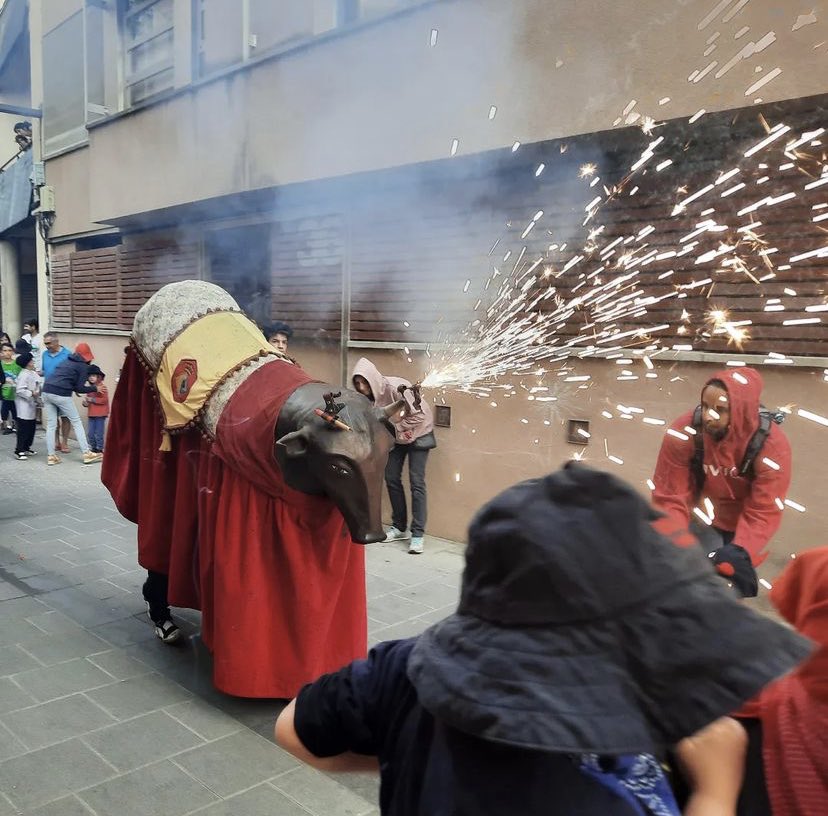 Psss, psss!!! Plans per aquesta nit? Correfoc al Barri de Rocafonda amb la Momeroteta, Diables infantils de La Llàntia i Dragalió 🔥🔥🔥 Acompanya’ns!!! A les 21:30h sortim de la Plaça Joan XXIII <a href="/CulturaMataro/">Cultura Mataró</a> <a href="/AVRocafonda/">A. V. Rocafonda-l'Esperança-Ciutat Jardí.</a> #festesdebarri #culturapopular #foc #tabals #caloret