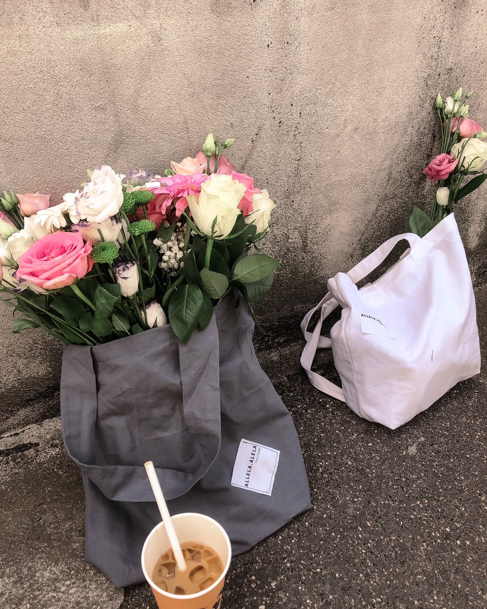 rani__aa92's tweet photo. Laisser tomber le sac trop canon et opter pour le tote bag #THANK YOU BTS #brand #paris #mode #totebag #canicule #weekendvibes #GrandRemplacement https://t.co/qFJypbhS6H