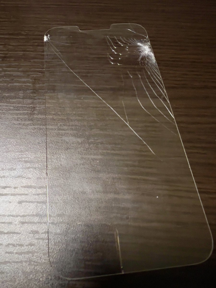 iPhone落としたけど保護ガラスだけで助かった😖
最近のは複数枚入ってるのが多いから助かる😊