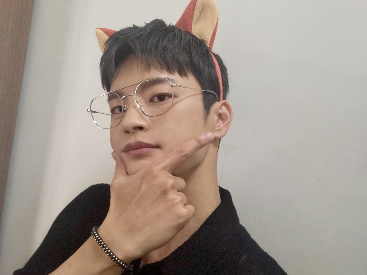 [#PHOTO]
팬 사인회에 와주신 팬분들께 감사드리며🙏🏻
오늘 하루의 마무리는 인국하세요💜

#서인국 #SeoInGuk 
#LOVEandLOVE #MYLOVE 
#팬사인회 #참여해주신분들모두감사해요