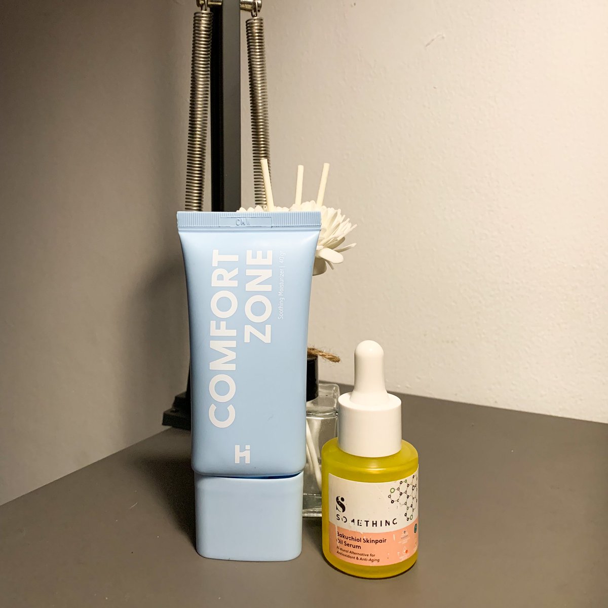 kejumini's tweet photo. Belakangan ini lagi suka pakai moisturizer dr Comfort Zone Hale dicampur Bakuchiol Skinpair Oil Serum dr Somethinc.

Enak banget di kulit keringkuuu!
Bikin lembab tanpa ngerasa sumuk.

&amp; yg terpenting, paginya masih terasa lembab pdhl pakai AC semalaman 😫👌✨

#racuninskincare https://t.co/ts2JiBAQy1