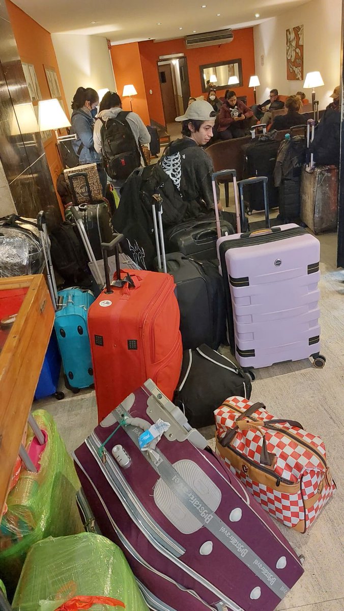 Gbastidas's tweet photo. Comienzan a desalojar de los hoteles a los venezolanos que dejó varados Conviasa en Buenos Aires.

La aerolínea venezolana no pagó más las habitaciones donde se hospedaban a la espera de la reprogramación de los vuelos. https://t.co/MxpqdiP0qo